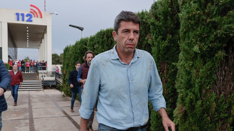 El presidente de la Generalitat, Carlos Mazón, abandonando una reunión del Centro de Emergencias en La Eliana. El 112 Valencia tiene dos centros, éste de La Eliana y otro en Cheste que quedó totalmente anegado