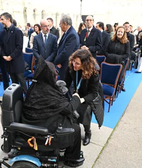 Secondary image 2 - Above, Mayor Martínez-Almeida with Mayor Álvarez del Manzano, speaking with one of the maceros. Below, left, the carpet made by residents of Torrelaguna. Right, Isabel Díaz Ayuso greeting a participant