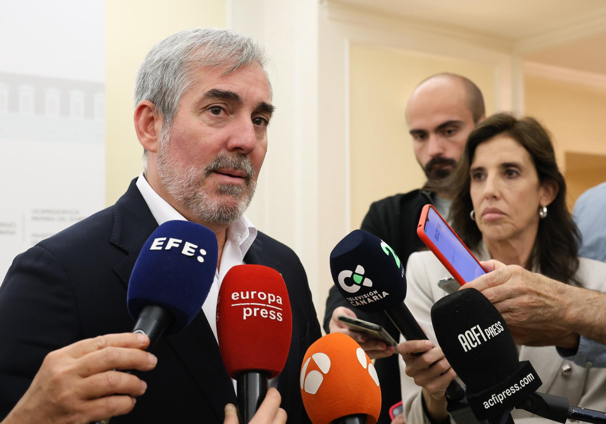 El presidente de Canarias, Fernando Clavijo, ofrece declaraciones a los periodistas
