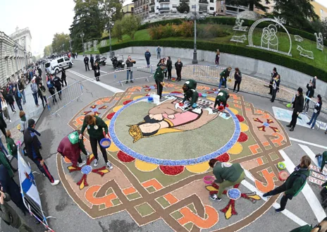 Secondary image 1 - Above, Mayor Martínez-Almeida with Mayor Álvarez del Manzano, speaking with one of the maceros. Below, left, the carpet made by residents of Torrelaguna. Right, Isabel Díaz Ayuso greeting a participant