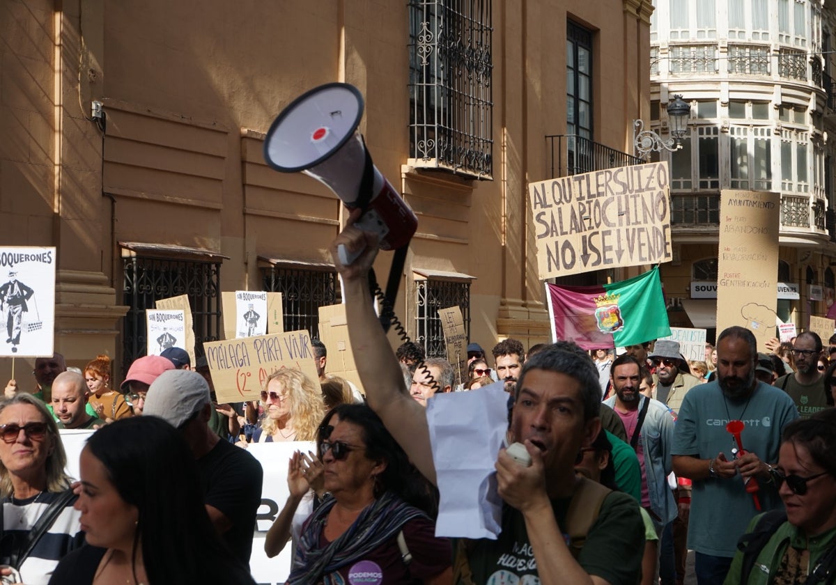 Un manifestante corea lemas con su altavoz en la manifestación que esta mañana ha recorrido Málaga para defender el derecho a una vivienda digna