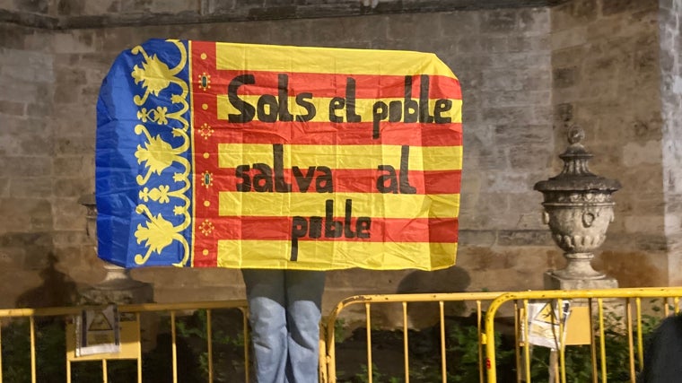 «Sólo el pueblo salva al pueblo», una de las pancartas durante la manifestación para pedir la dimisión de Mazón, este sabado