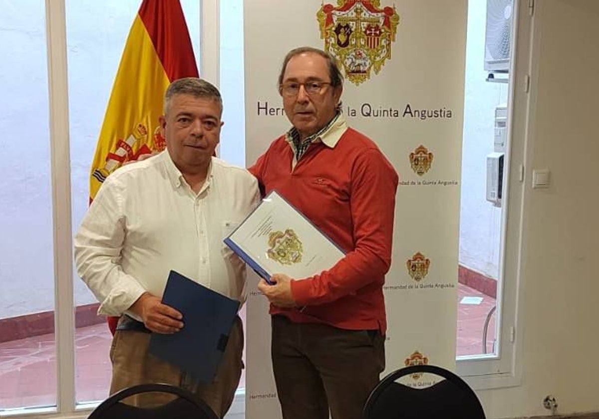 El director de la banda, Manuel Luque, y el hermano mayor, Rafael Jaén, tras la firma del contrato
