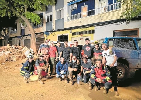 Imagen secundaria 1 - Una de las furgonetas cargadas con material llegadas desde la Moraña, jóvenes de la comarca de Mota del Marqués junto a bomberos y voluntarios y Óscar Tejido con uno de sus amigos durante su labor en Valencia 