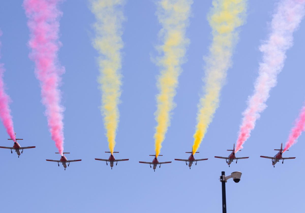 la Patrulla Águila en el desfile del Día de las Fuerzas Armadas 2024 en Oviedo.