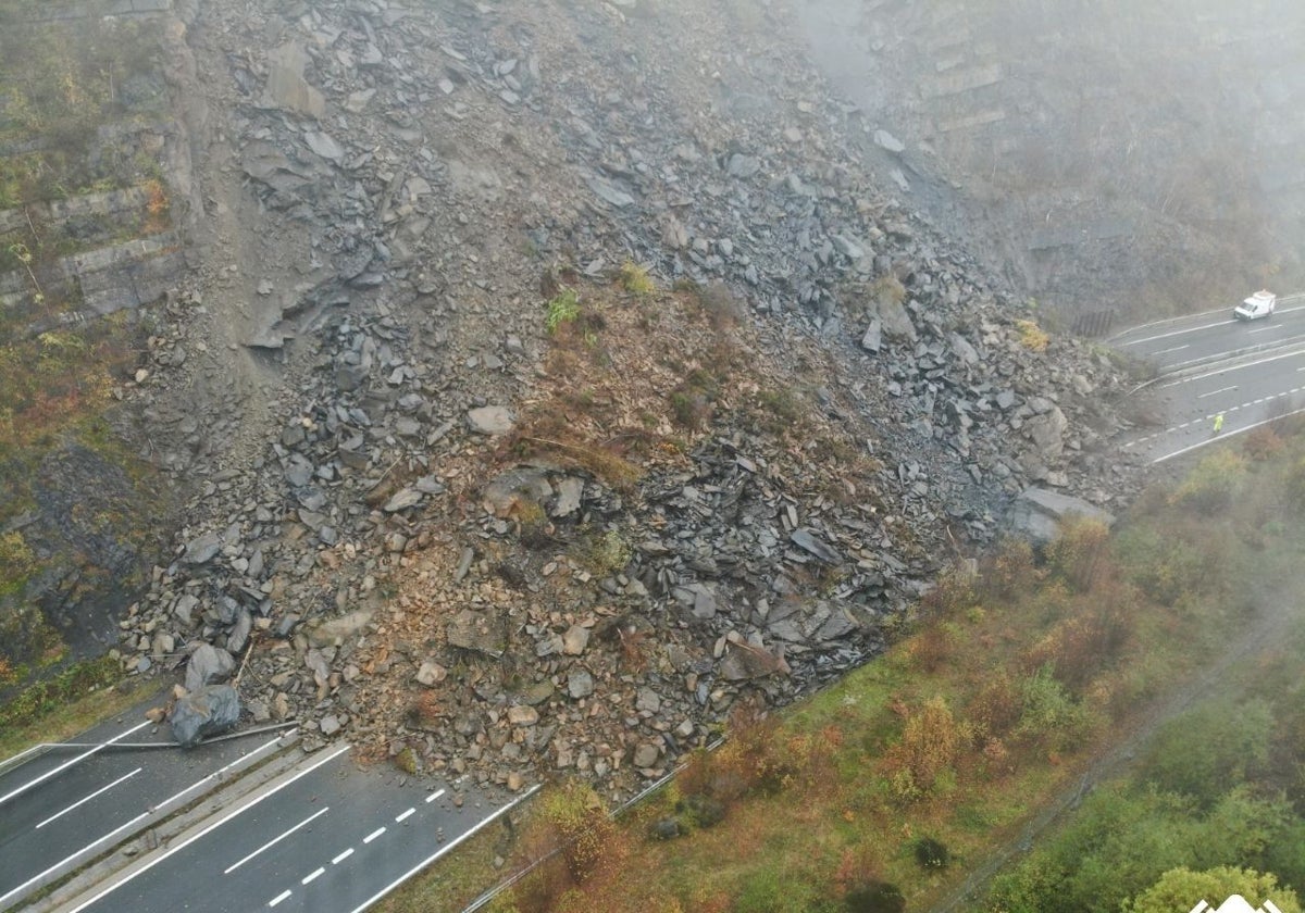 Rocas y tierra desplomadas sobre la autopista AP-66 que une Asturias y León