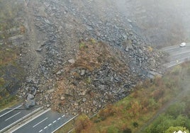 Un desprendimiento de toneladas de roca y tierra sobre la AP-66 obliga a ir 'sine die' por el puerto de Pajares para viajar entre Asturias y la Meseta