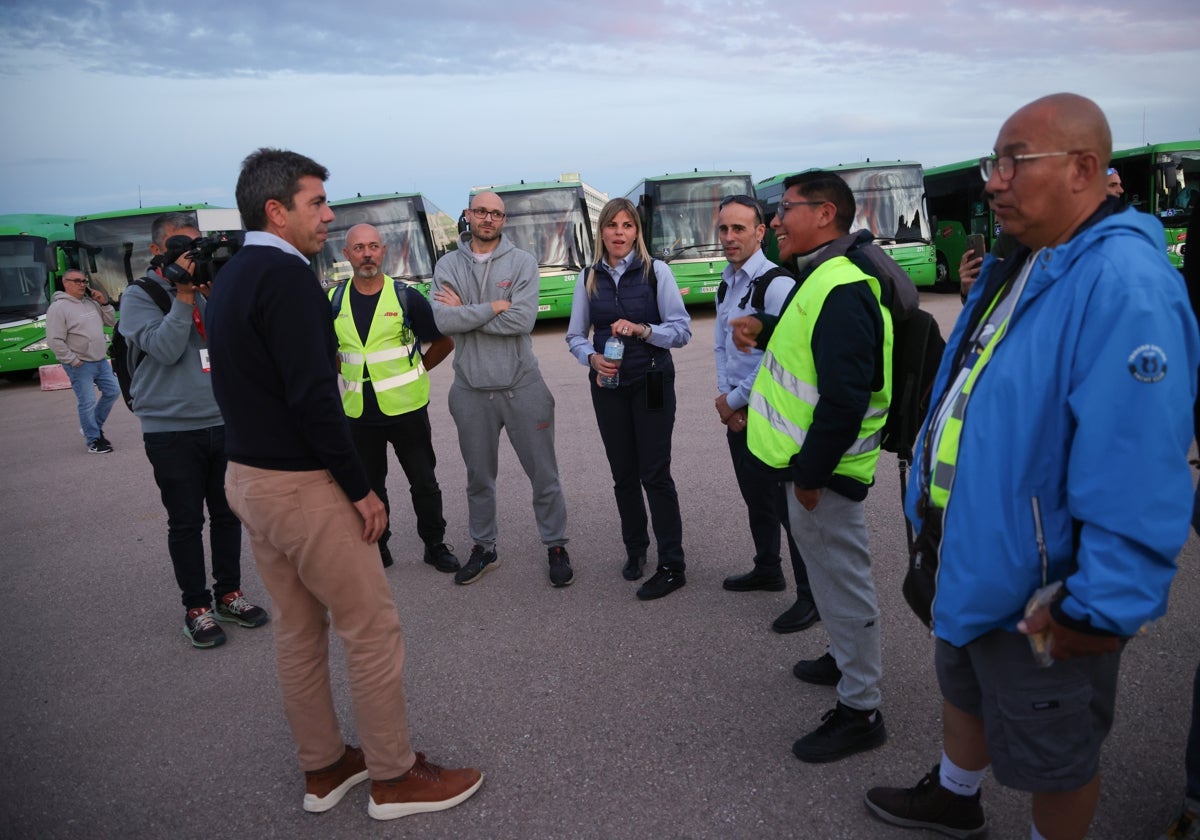 Imagen del presidente de la Generalitat, Carlos Mazón, con conductores de autobuses de líneas sustitutivas de Metrovalencia