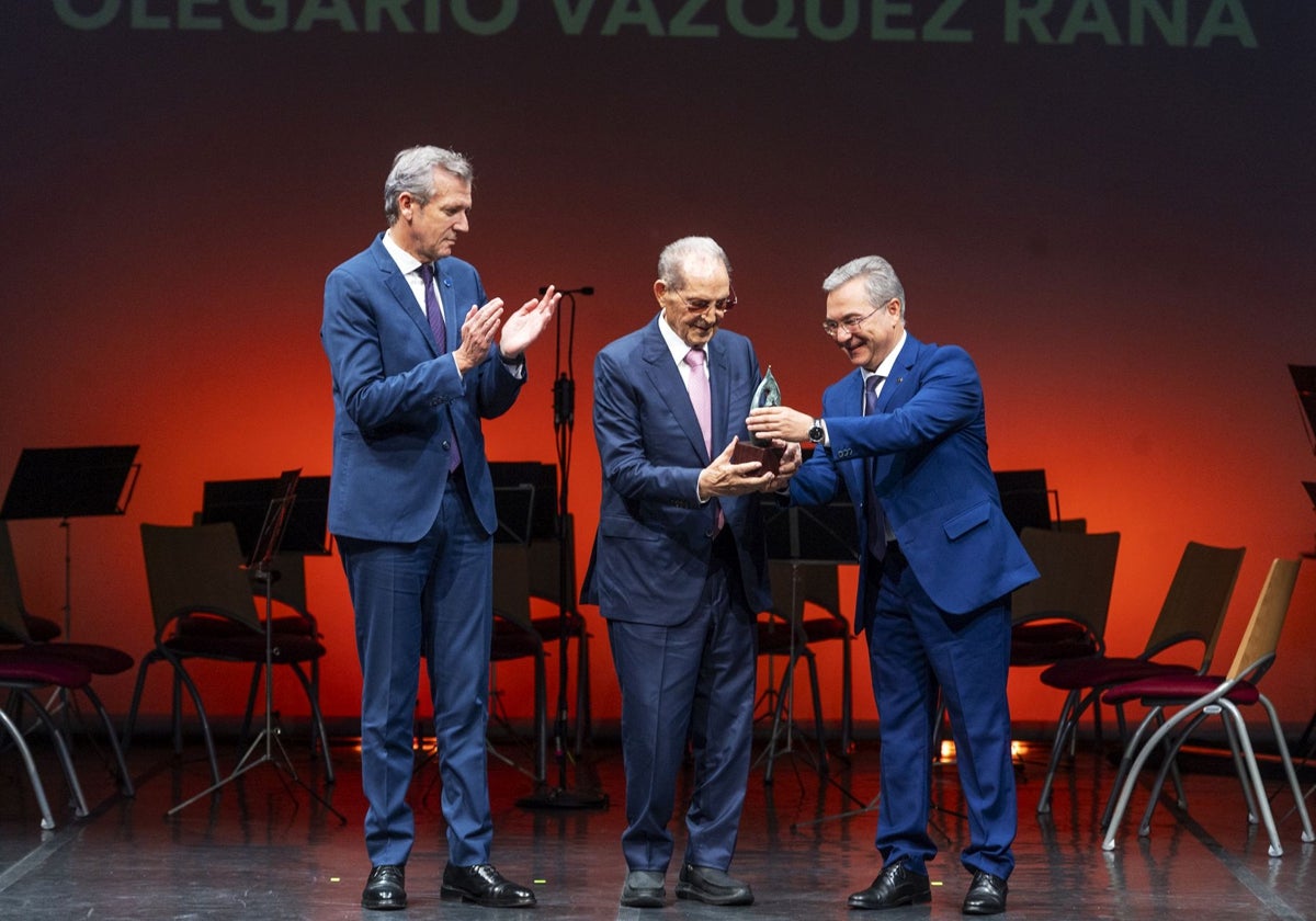 Alfonso Rueda (izq.), Olegario Vázquez Raña (centro) y Luis Menor durante la entrega del premio