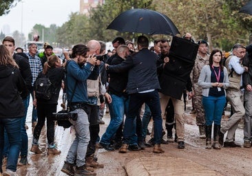 La evacuación de Sánchez en Paiporta: «Presidente, ¡nos vamos!»