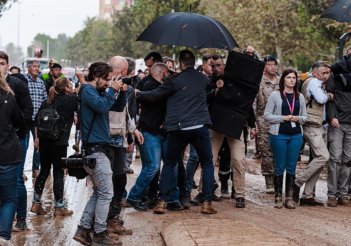 En la imagen, se aprecia el momento de máxima tensión vivido por el presidente del Gobierno y su escolta, lo que llevó al jefe ésta a ordenar su evacuación inmediata para evitar riesgos