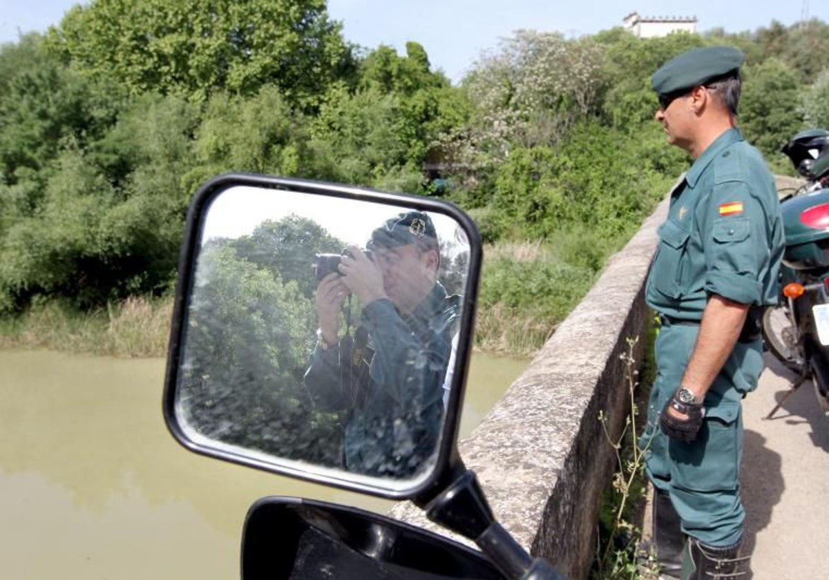 Un agente del Seprona de la Guardia Civil en un puente en Córdoba