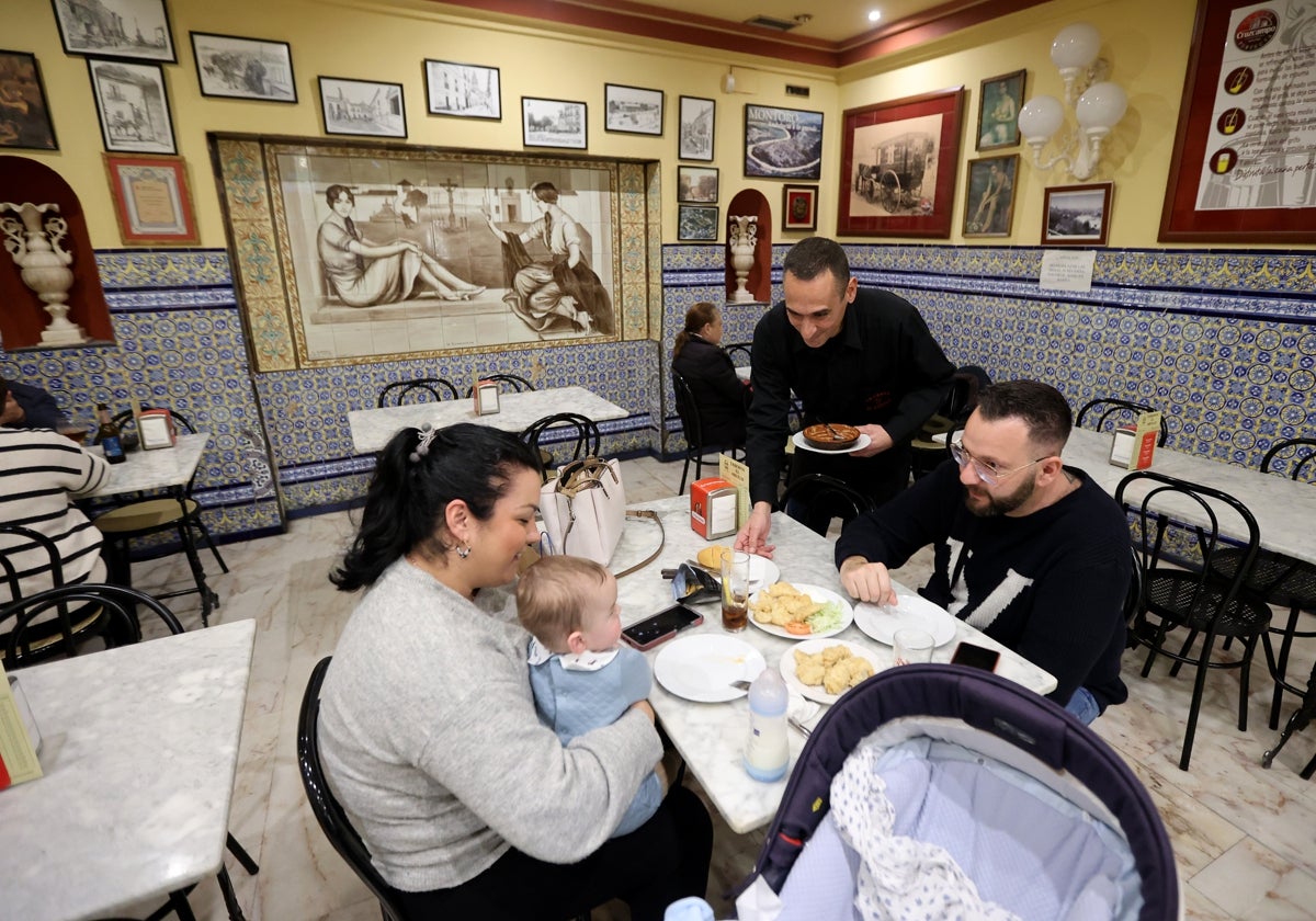 Interior de la Taberna El Abuelo, una de las galardonadas con un 'solete con Solera'