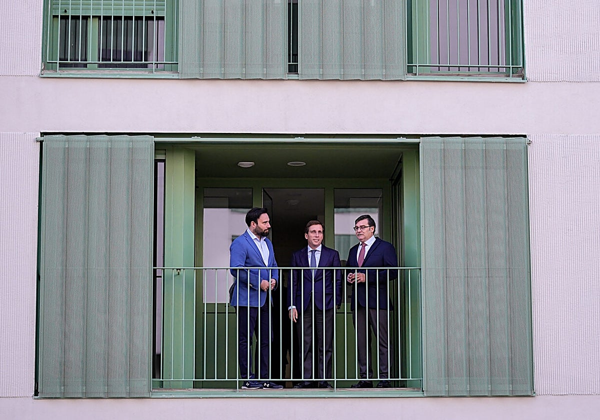 Almeida, durante la visita a la promoción de viviendas