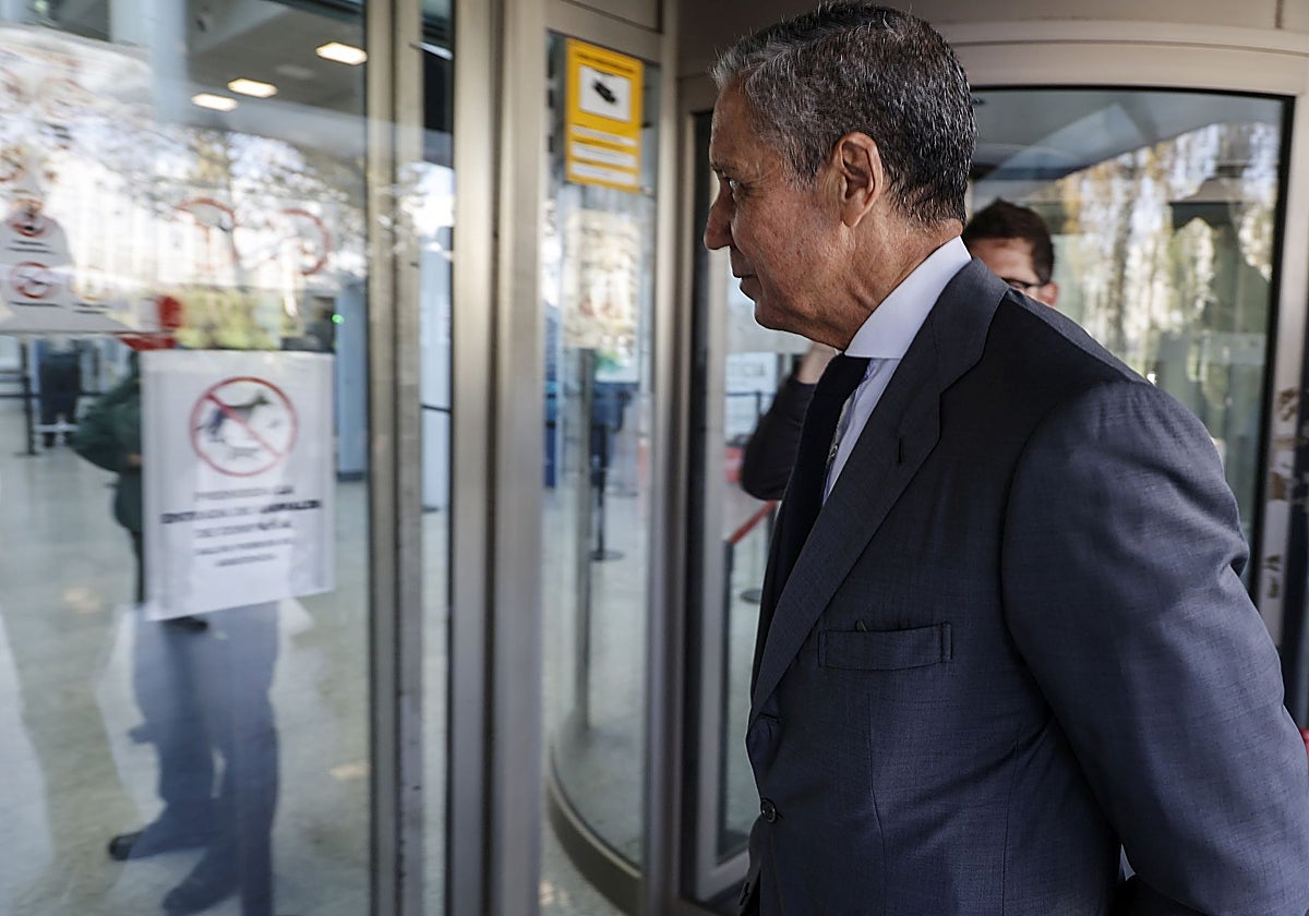 Imagen del exministro Eduardo Zaplana el pasado viernes en la Ciudad de la Justicia de Valencia