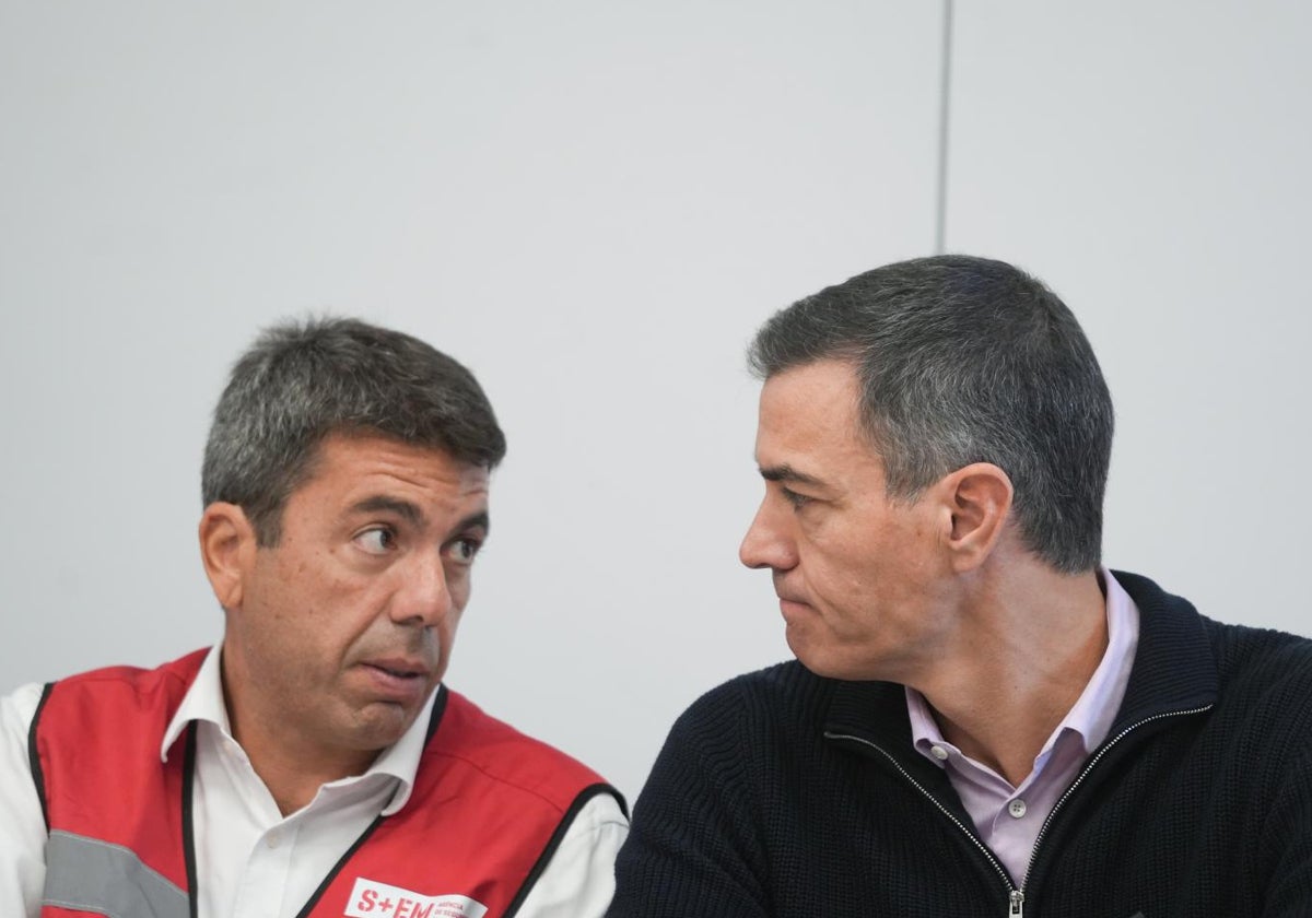 El presidenet de la Comunidad Valenciana, Carlos Mazón, junto al presidente del Gobierno, Pedro Sánchez