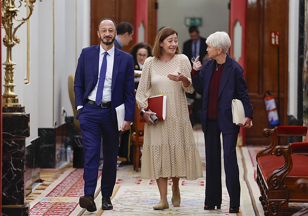 Los socialistas Alfonso Rodríguez Gómez de Celis, Francina Armengol e Isaura Leal, este martes, a su llegada a la reunión de la Mesa del Congreso