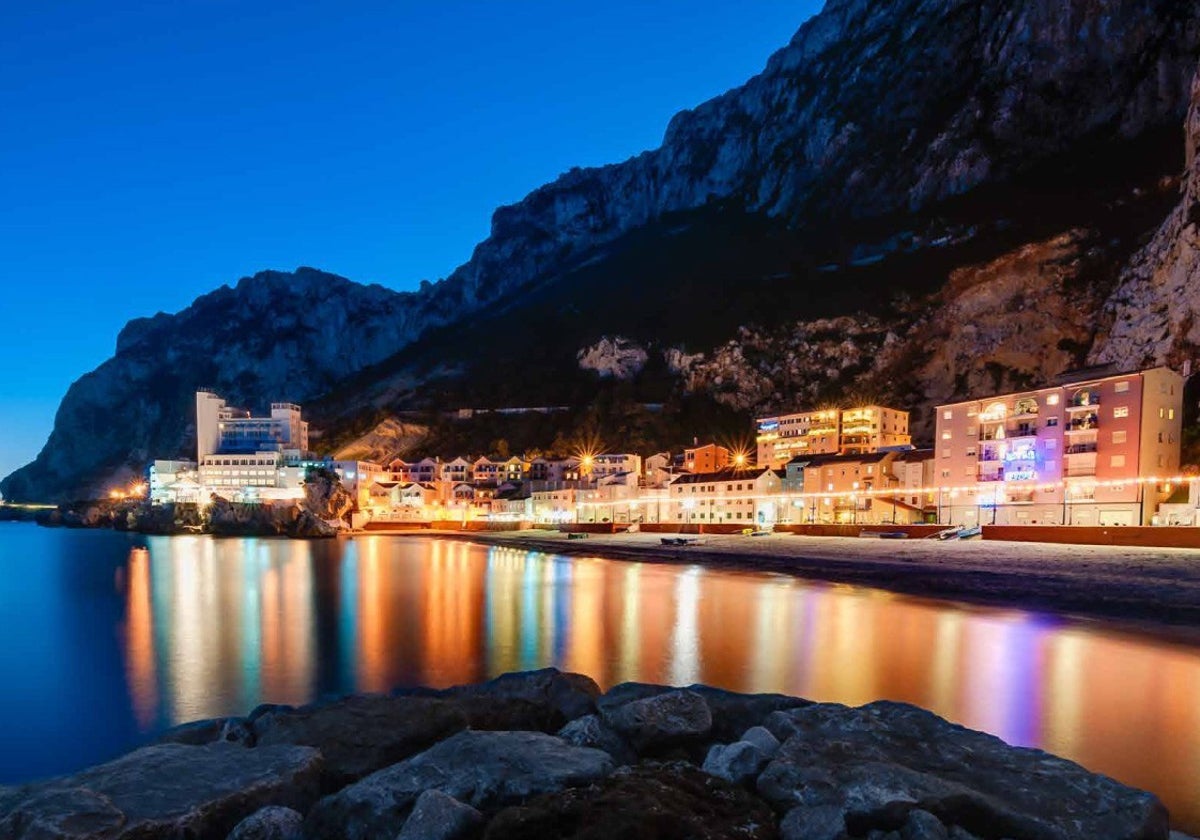 Imagen nocturna de la Bahía Catalana en Gibraltar