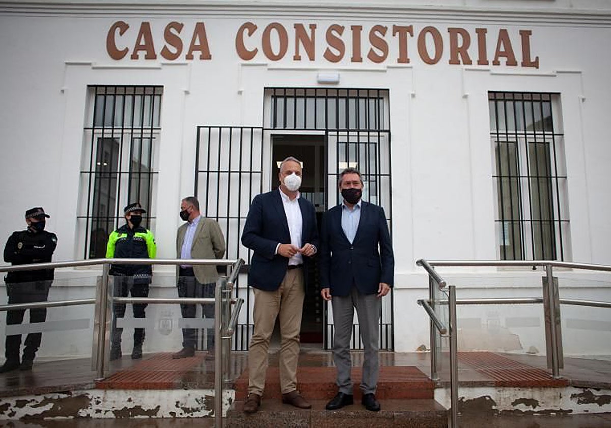 Juan Carlos Ruiz Boix y Juan Espadas en el Ayuntamiento de San Roque en 2021
