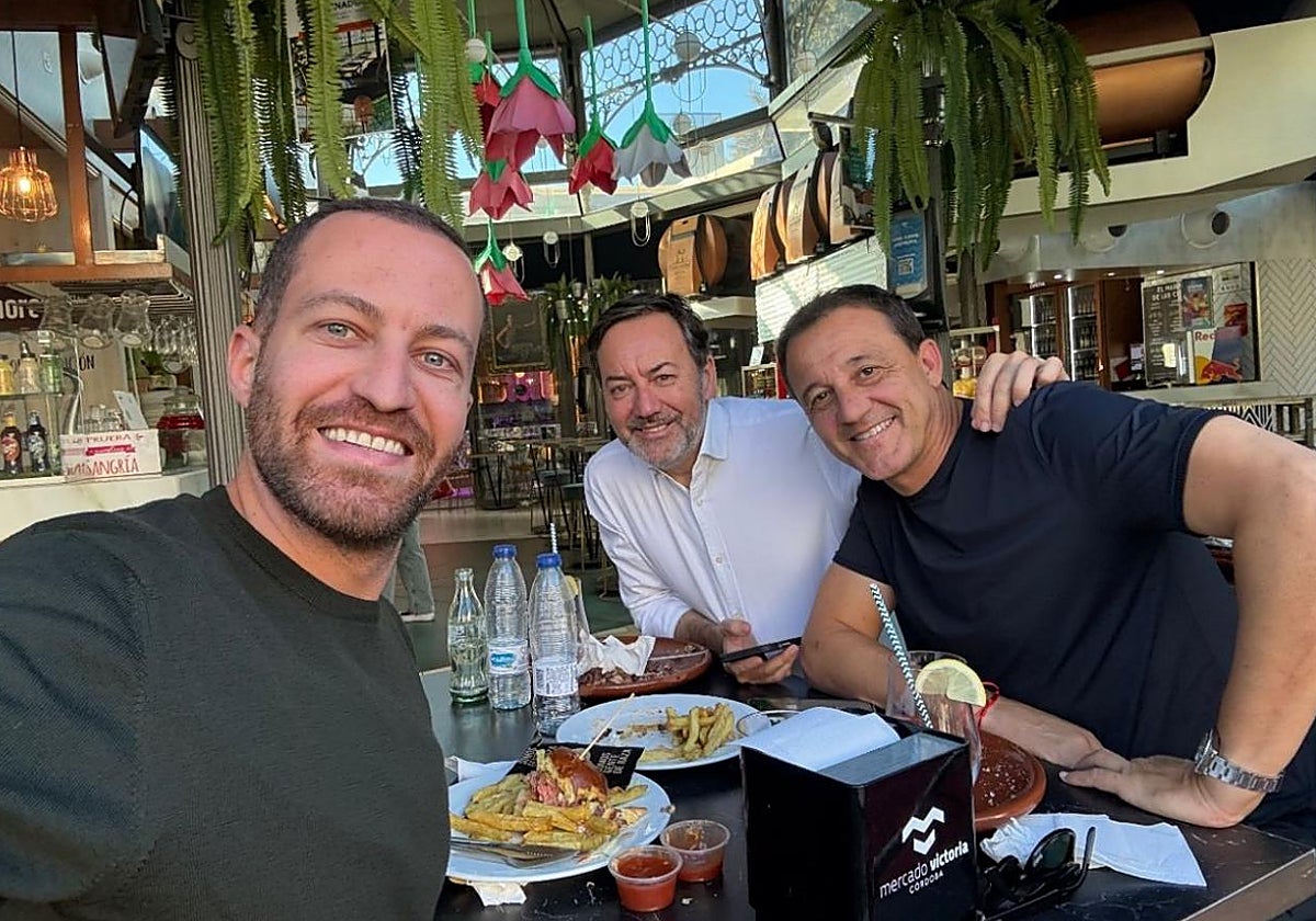 Faisal Bin Jamil, Antonio Fernández Monterrubio y César Sánchez durante una comida