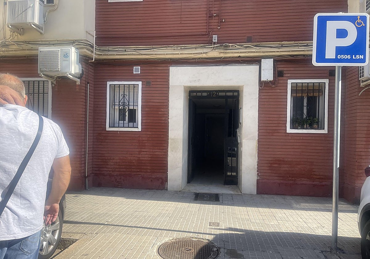 Bloque en el que ocurrieron los hechos la pasada noche en la calle Cinco Caballeros