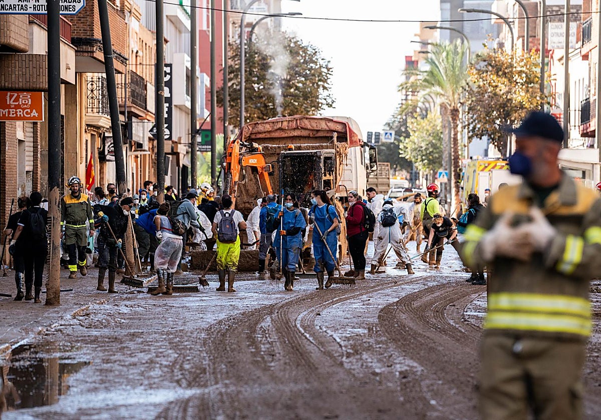 Decenas de personas en una de las zonas afectadas por la DANA en Valencia