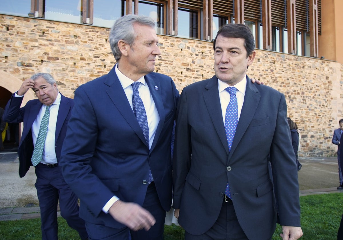 Los presidentes de la Junta de Castilla y León y de la Xunta de Galicia, Alfonso Fernández Mañueco y Alfonso Rueda, respectivamente, en el encuentro celebrado en Ponferrada