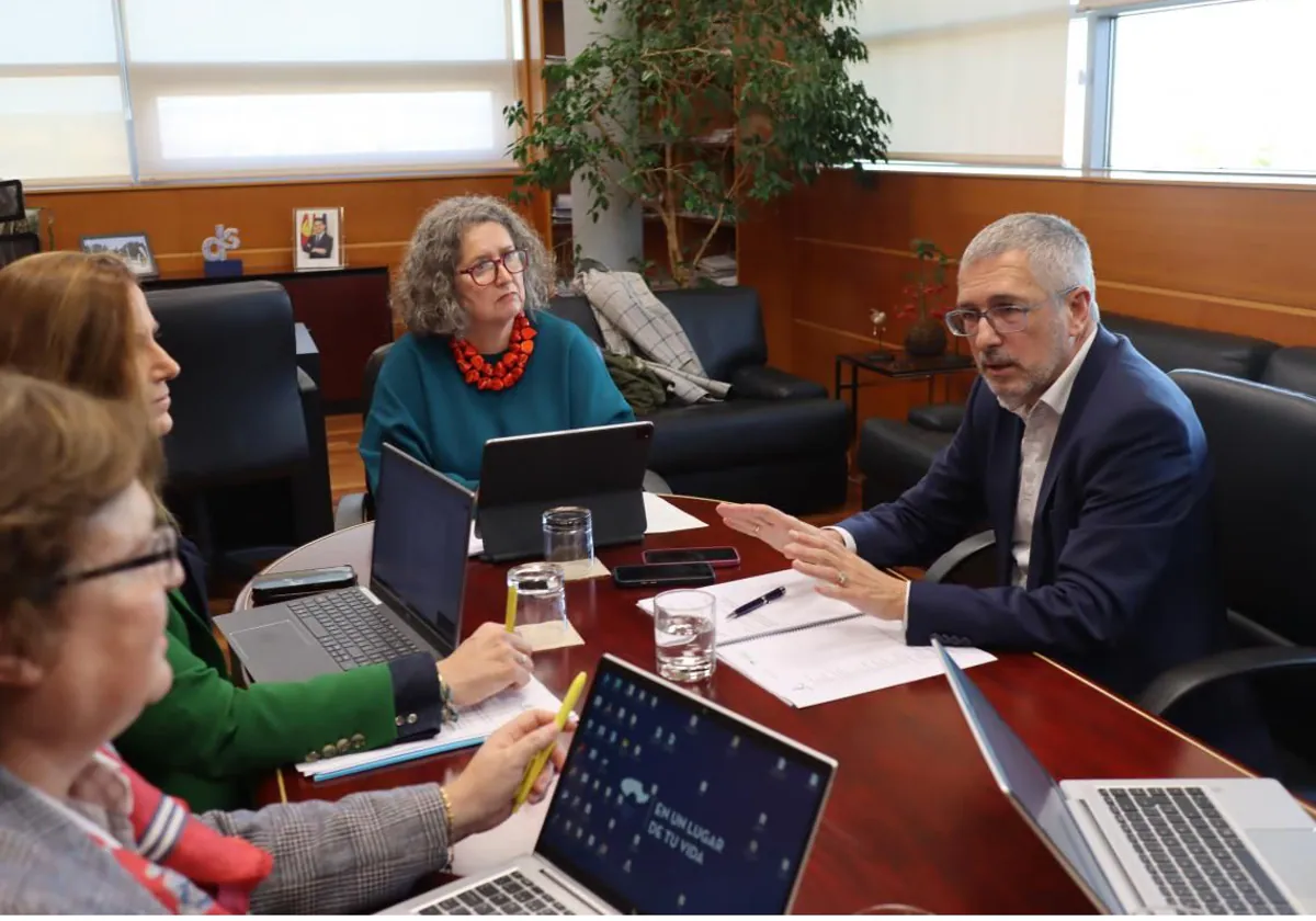 Mercedes Gómez, consejera de Desarrollo Sostenible, en su reunión con Hugo Morán, secretario de Estado de Medio Ambiente