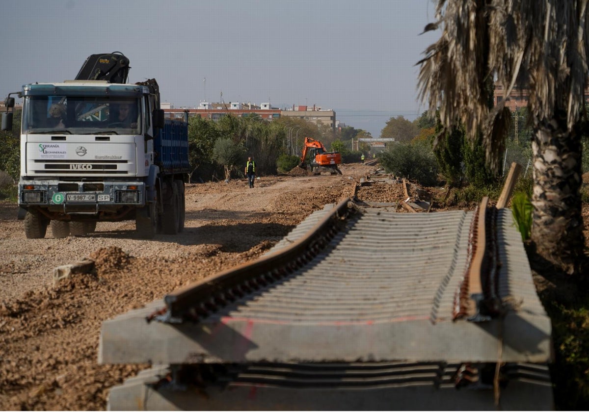 Una vía férrea afectada por las inundaciones de la DANA en Valencia