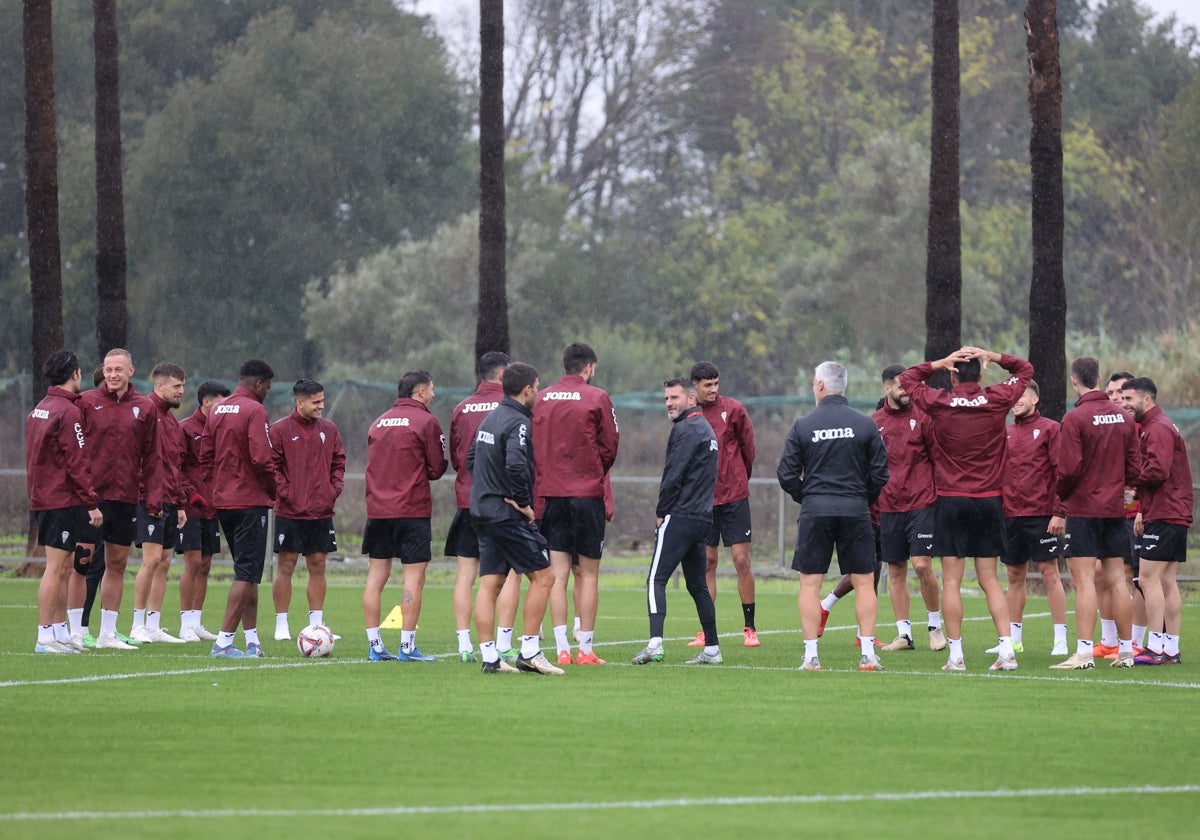 Iván Ania y sus jugadores en un entrenamiento en la Ciudad Deportiva