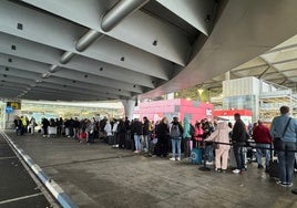 Dana en Málaga: caos en el aeropuerto con cientos de personas atrapadas sin transporte público