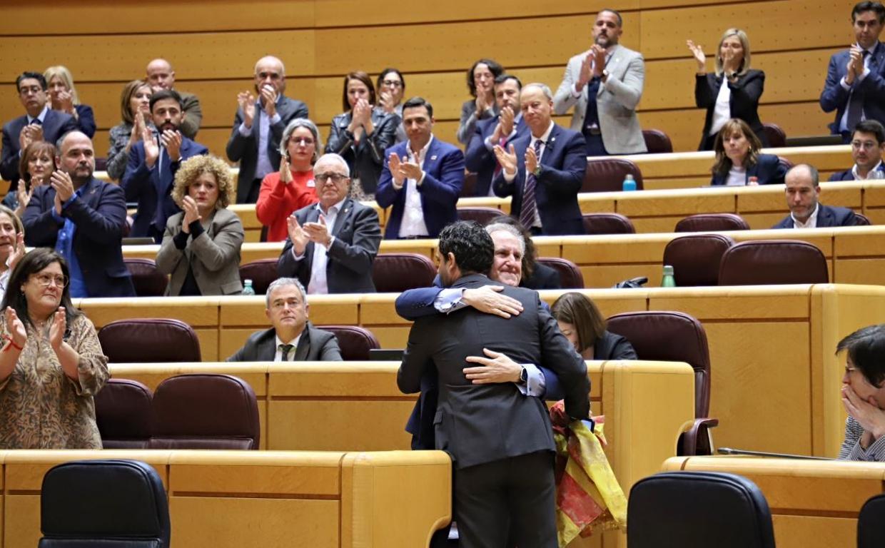 El abrazo entre los dos senadores
