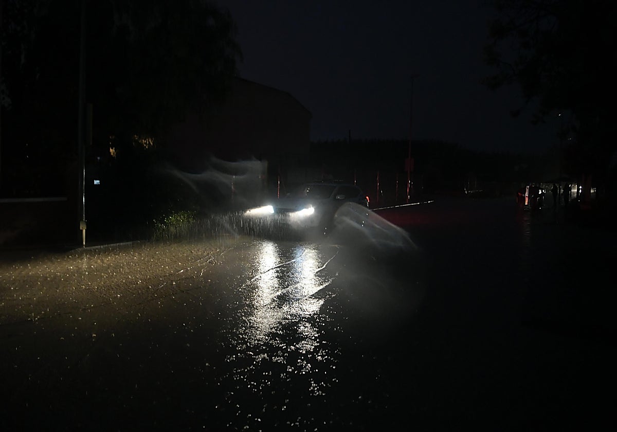Un coche atraviesa una balsa de agua en la A-92 en Santa Fe