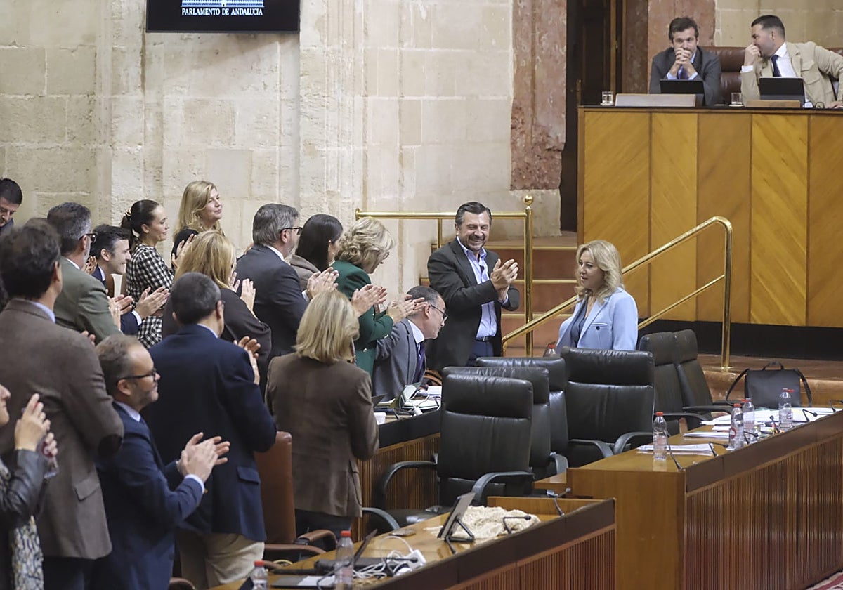 La consejera de Hacienda, Carolina España, es aplaudida por el Grupo del PP durante el Pleno