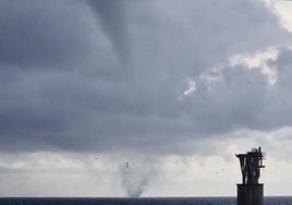 Varias trombas marinas recorren la costa de Marbella y un tornado derriba una gasolinera en Mijas