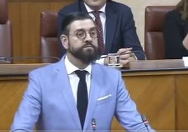 Manu Sánchez cantando en el Parlamento de Andalucía: «Como yo te hablo, nadie te hablará»