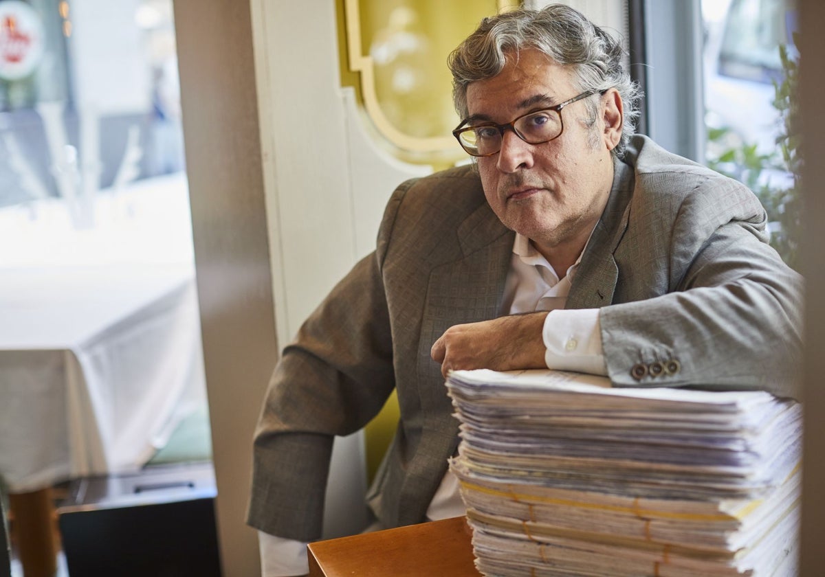 Juan Manuel de Prada, junto al manuscrito de 'Mil ojos esconden la noche'