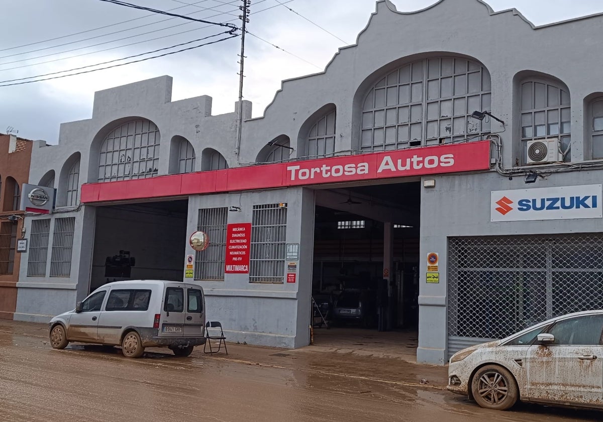 La entrada al taller de los hermanos Tortosa esta tarde