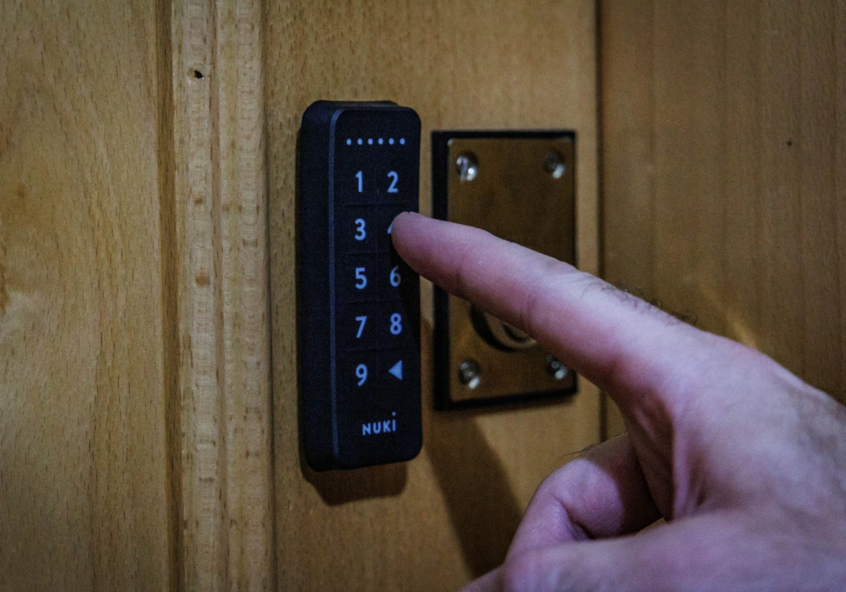 Teclado con código para acceder a los pisos turísticos del edificio de Infantas, 13, en Chueca