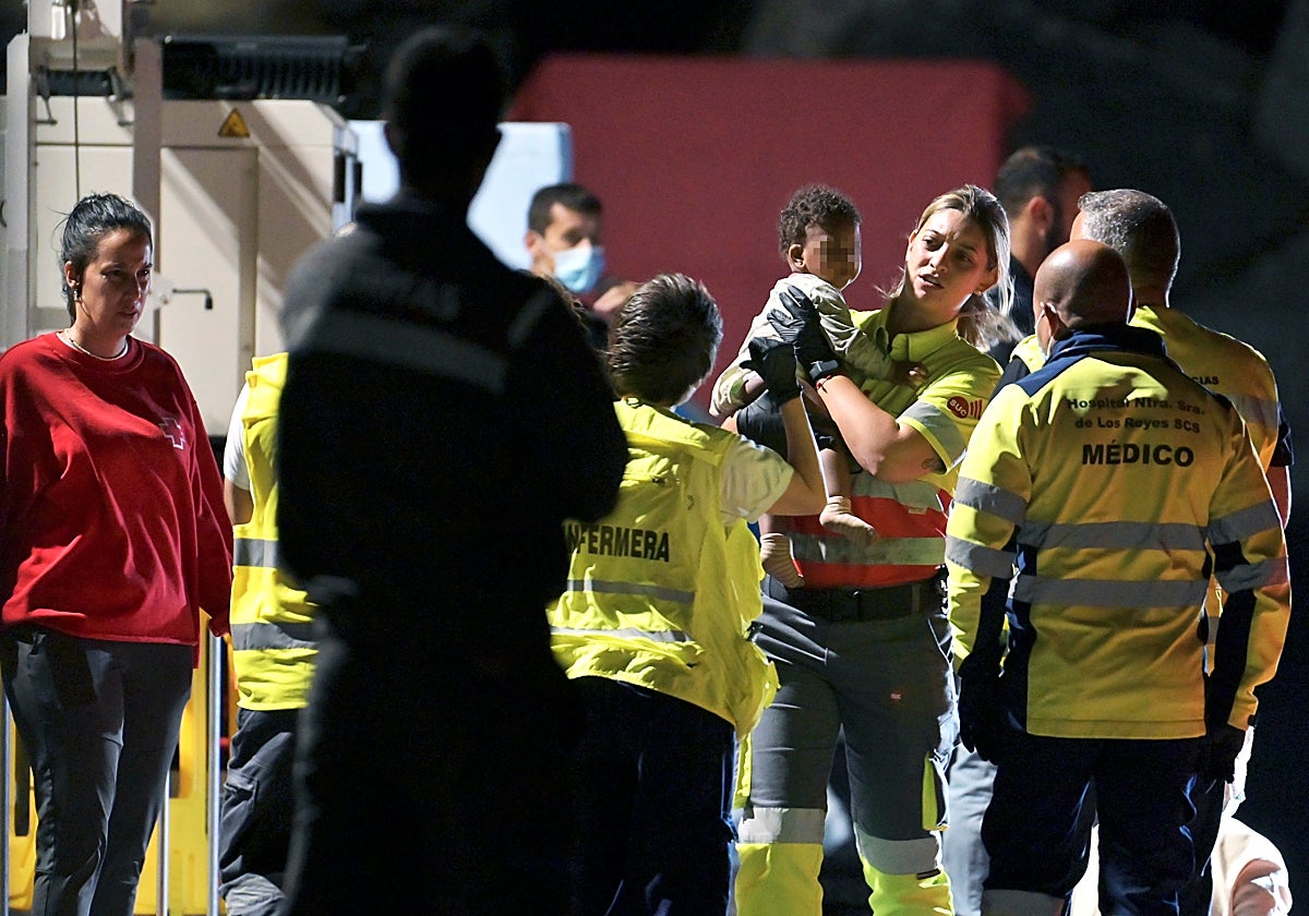 Salvamento Marítimo en el rescate de 110 personas este lunes en El Hierro