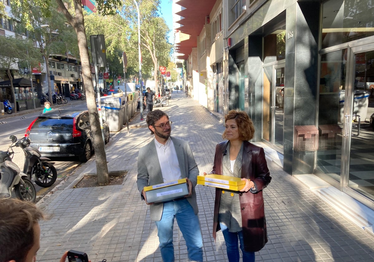 Oriol López y Elisenda Alamany, momentos antes de presentar los avales de la candidatura de Oriol Junqueras en la sede de ERC