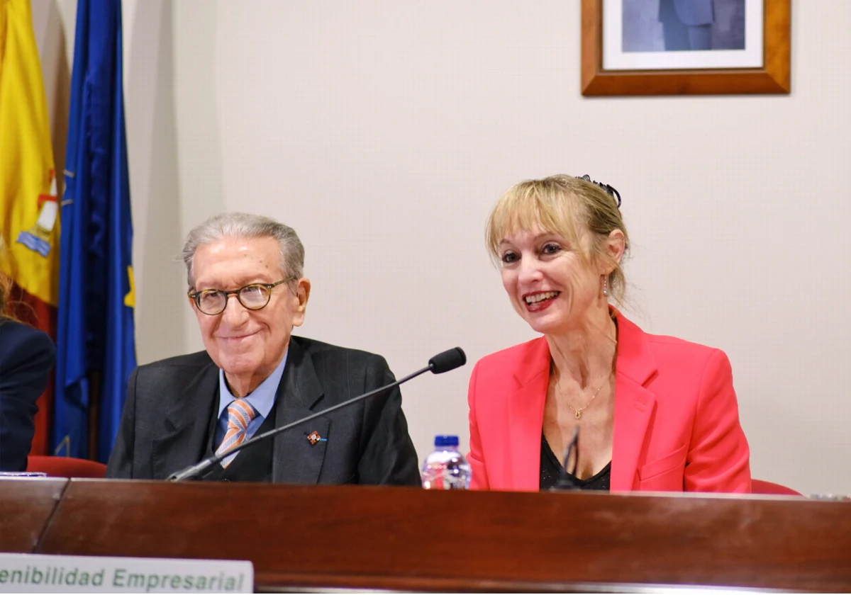 El presidente de la Racef, Jaime Gil Aluja y la académica de número y directora del Observatorio de Investigación, Ana María Gil Lafuente