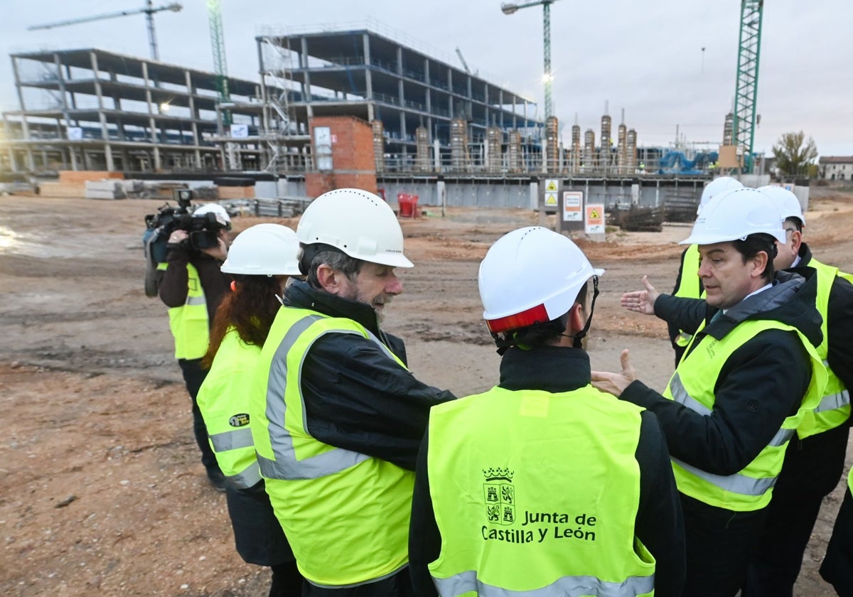 El presidente de la Junta de Castilla y León, Alfonso Fernández Mañueco, acompañado por el consejero de Sanidad, Alejandro Vázquez, visita las obras del nuevo hospital de Aranda de Duero