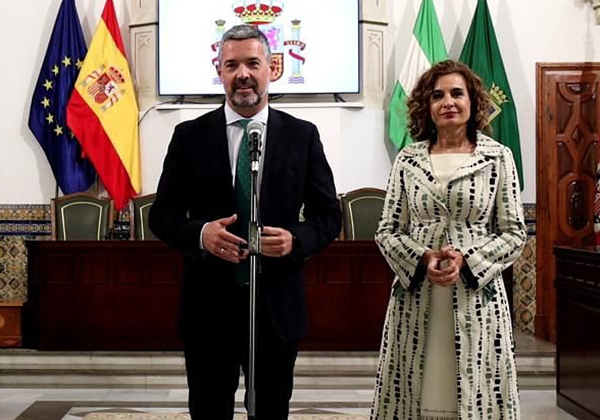 El alcalde de Rota, Javier Ruiz, y la ministra María Jesús Montero