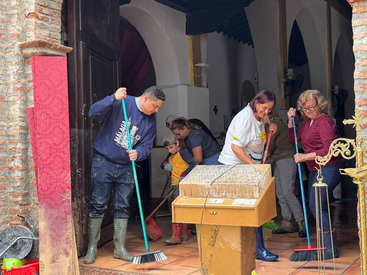 Calles enfangadas y comercios y casas anegadas tras el paso de la DANA por Benamargosa