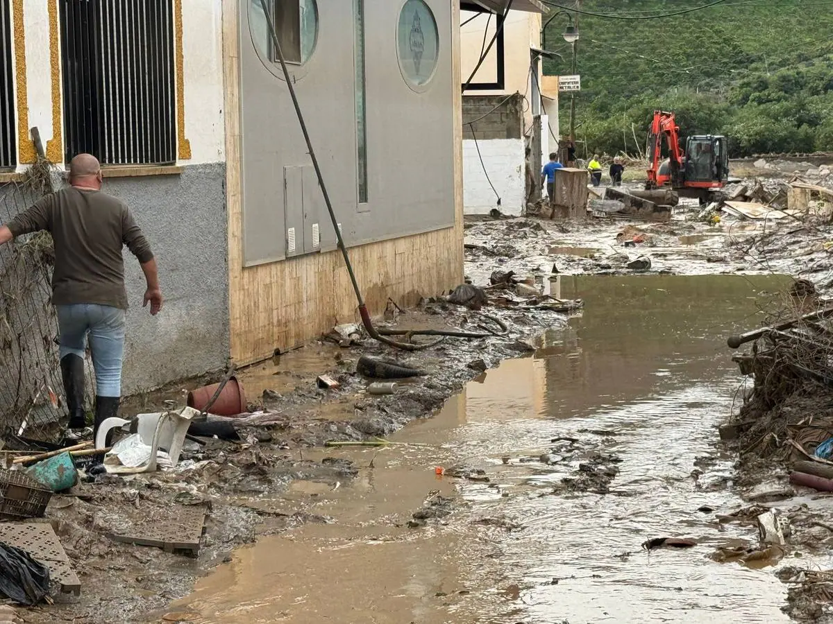 Calles enfangadas y comercios y casas anegadas tras el paso de la DANA por Benamargosa