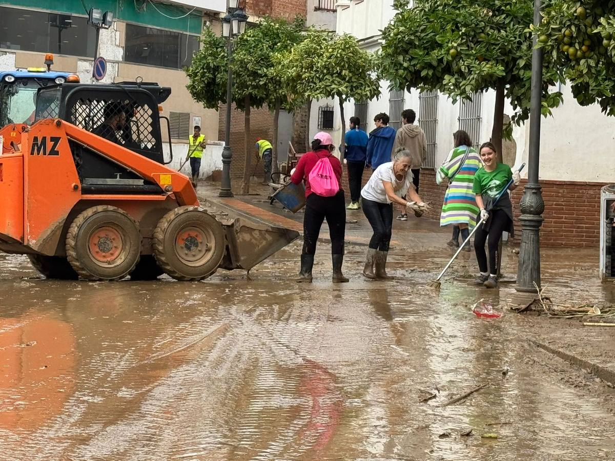 Calles enfangadas y comercios y casas anegadas tras el paso de la DANA por Benamargosa