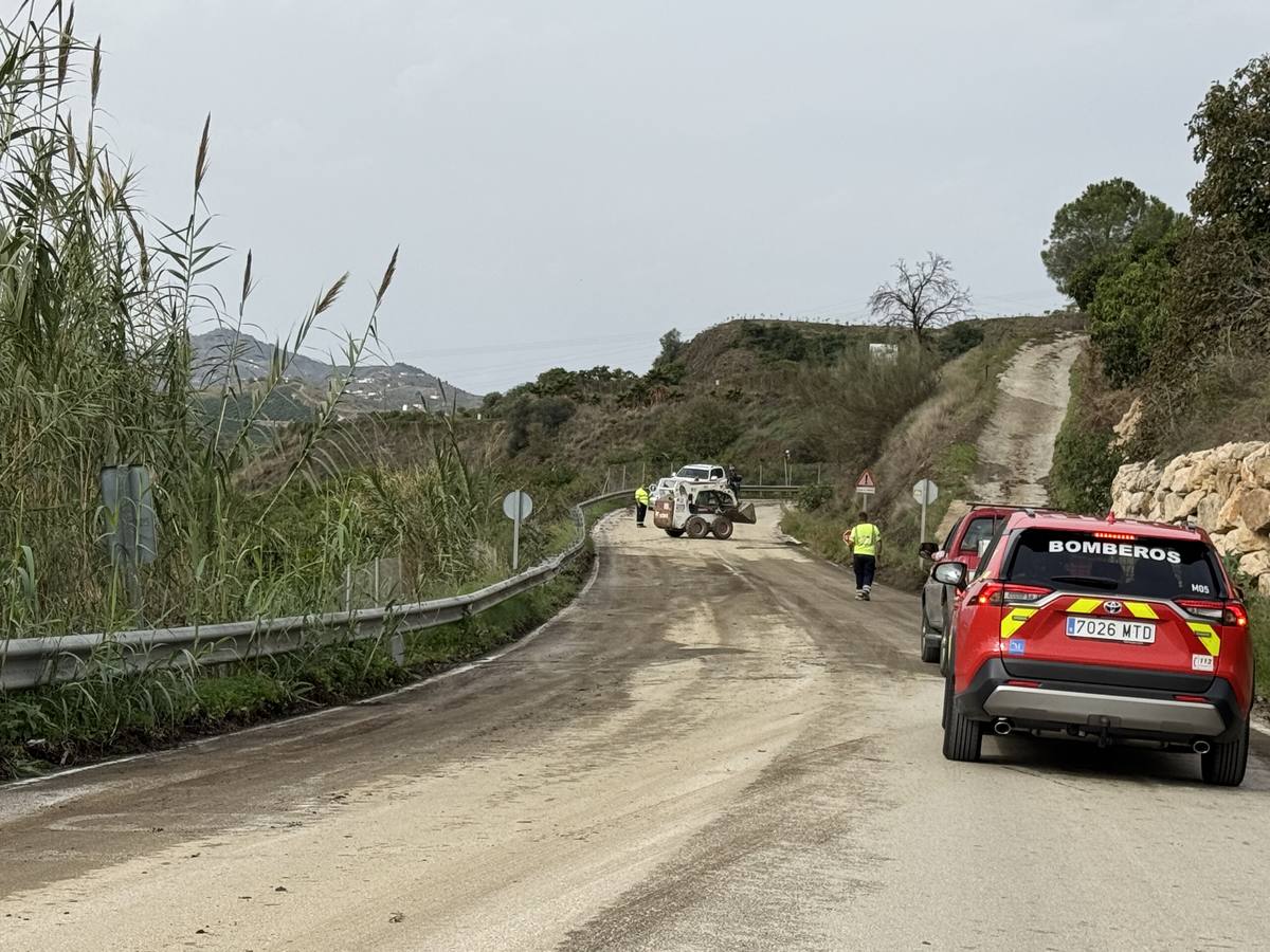 Calles enfangadas y comercios y casas anegadas tras el paso de la DANA por Benamargosa