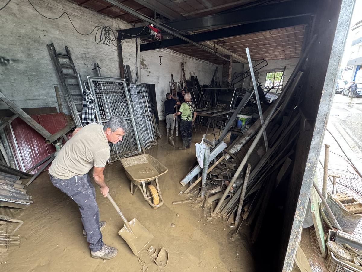 Calles enfangadas y comercios y casas anegadas tras el paso de la DANA por Benamargosa