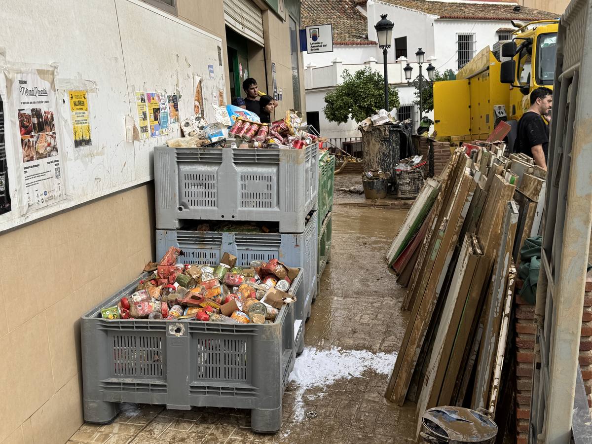 Calles enfangadas y comercios y casas anegadas tras el paso de la DANA por Benamargosa